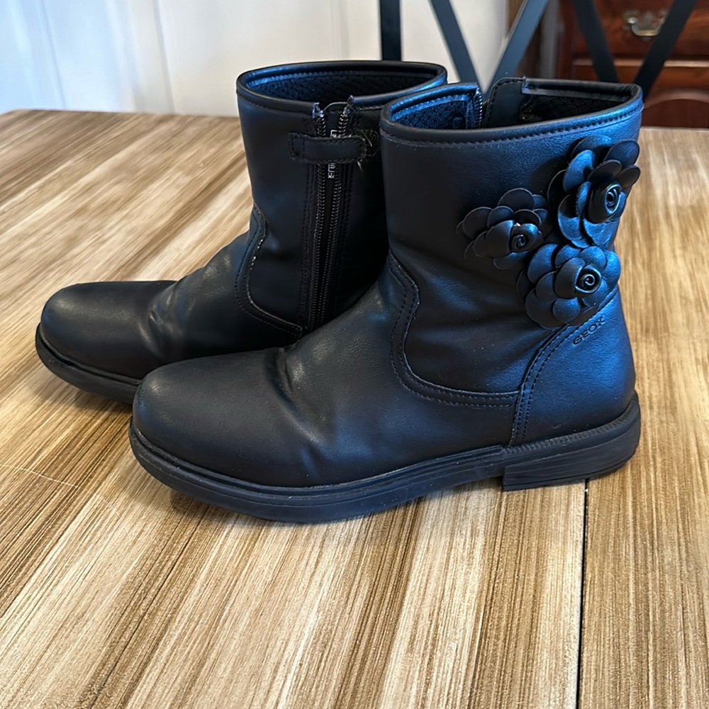 Geox Eclair Boot, black with floral accent, big girls sz 6, used